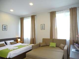 Отель 4Guest Hotel Ереван Улучшенный двухместный номер с 1 кроватью или 2 отдельными кроватями-11